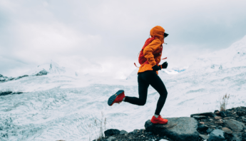 Die Illusion von Agilität - Person joggt durch Schneelandschaft