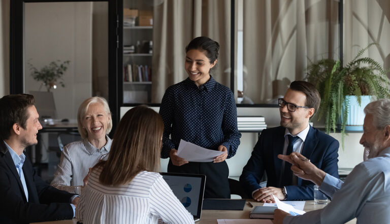 Agilität in klassischen Strukturen: So meistern Sie die Herausforderungen // Diverse team of different ages with Indian business leader in office during a meeting