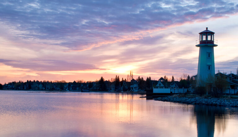 Verlässlichkeit, Kontinuität und Innovation: Uwe Stowasser ist neuer Geschäftsführer der Fujitsu Germany GmbH // A lighthouse at the shore of a lake taken at sunset