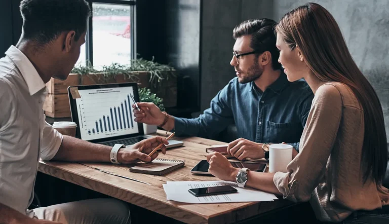 Vom Datensilo zum Wettbewerbsvorteil - mit der SAP Business Data Cloud // Diverse group of young business people analyzing data in the computer at the office